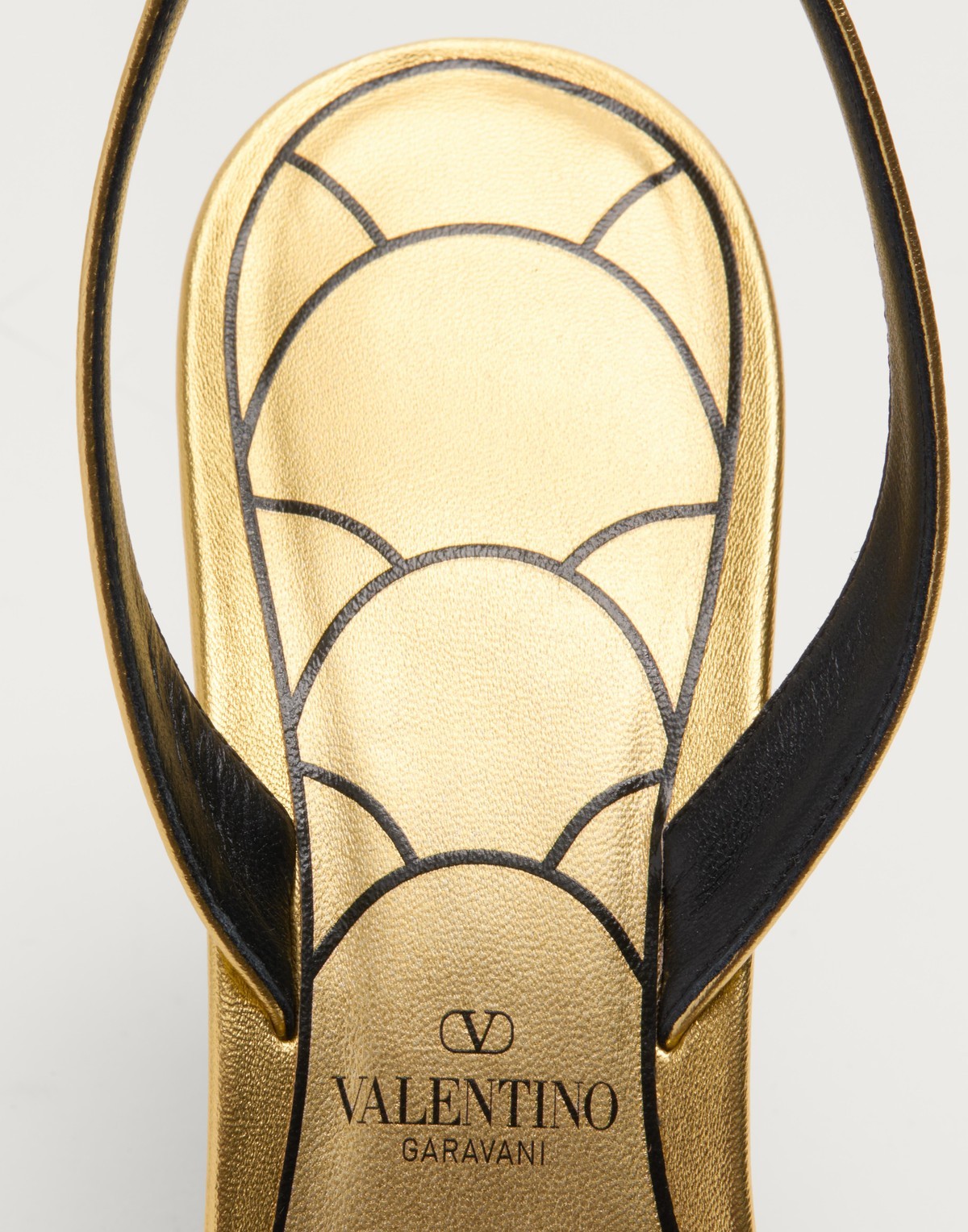 Valentino Ladycrush 85 Crystal-embellished Metallic Leather Pumps In Nude
