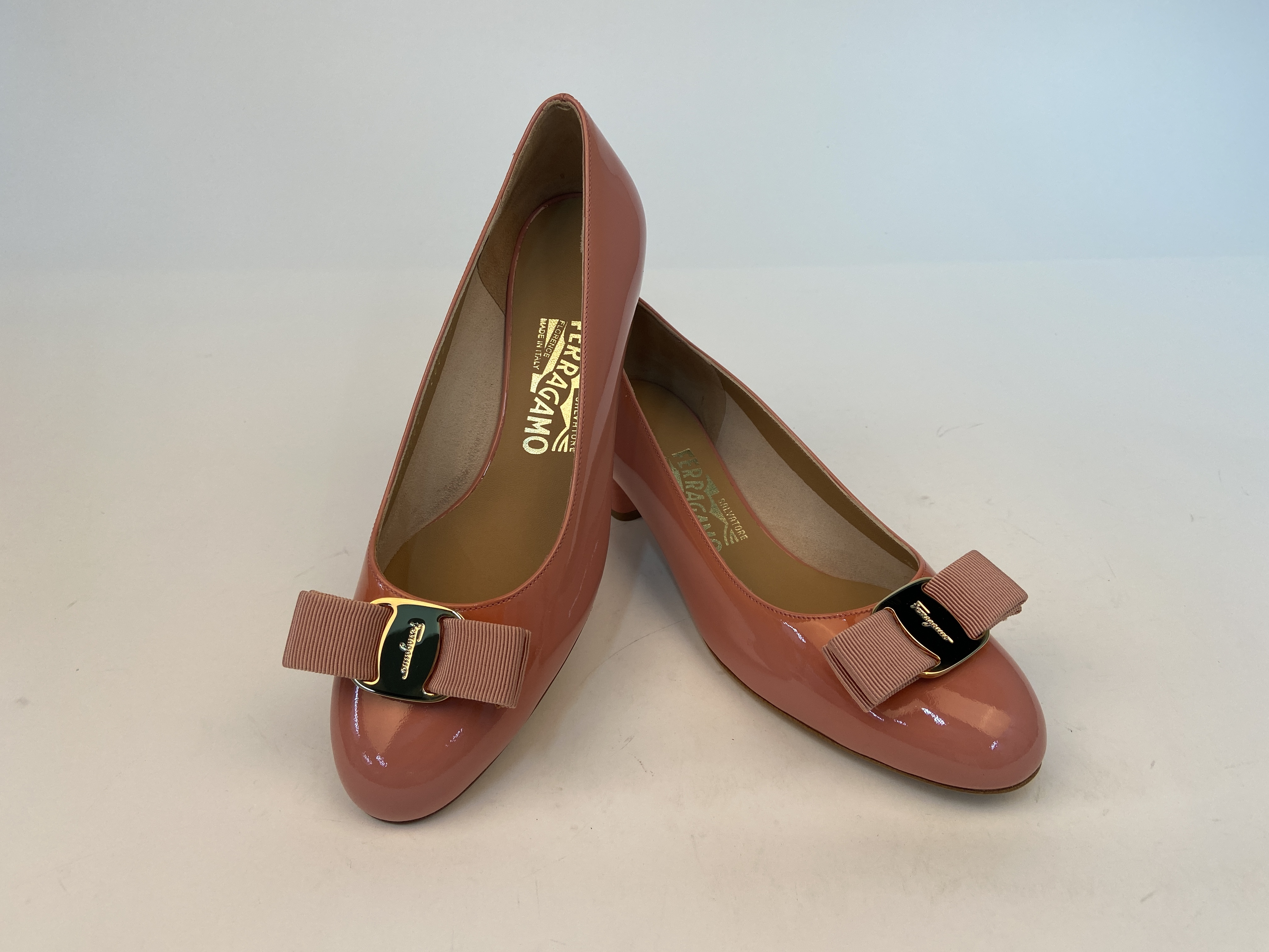 Ferragamo Logo High Heels In Brown