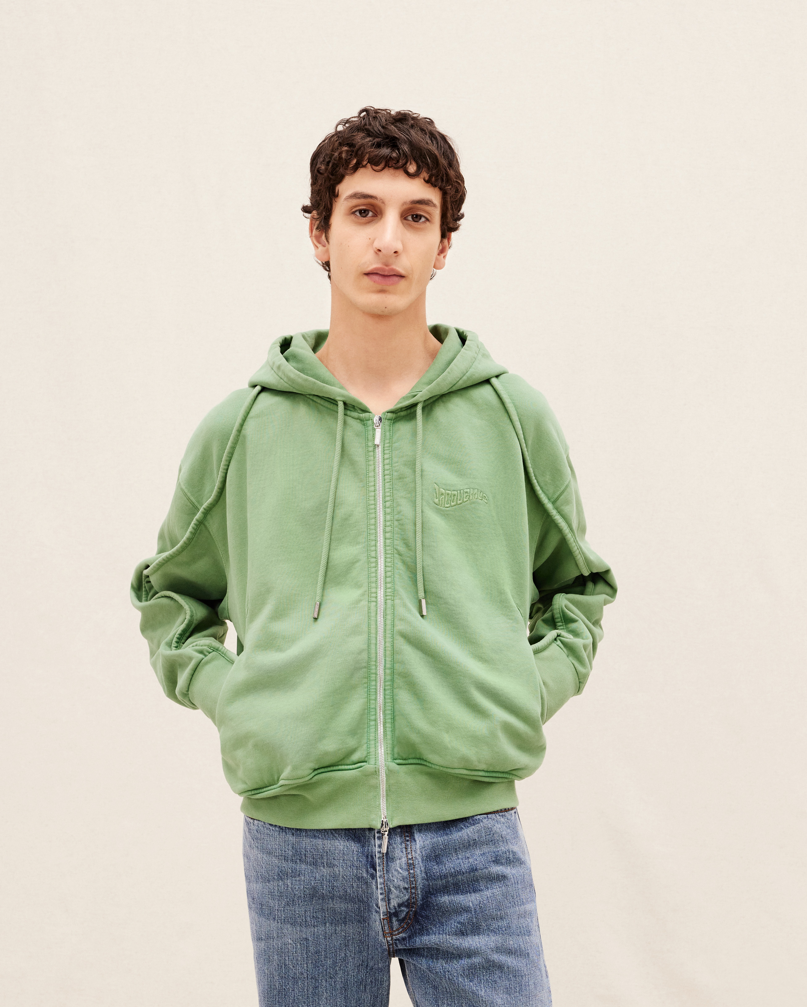 Jacquemus Zipped Clay Logo Sweatshirt In Green