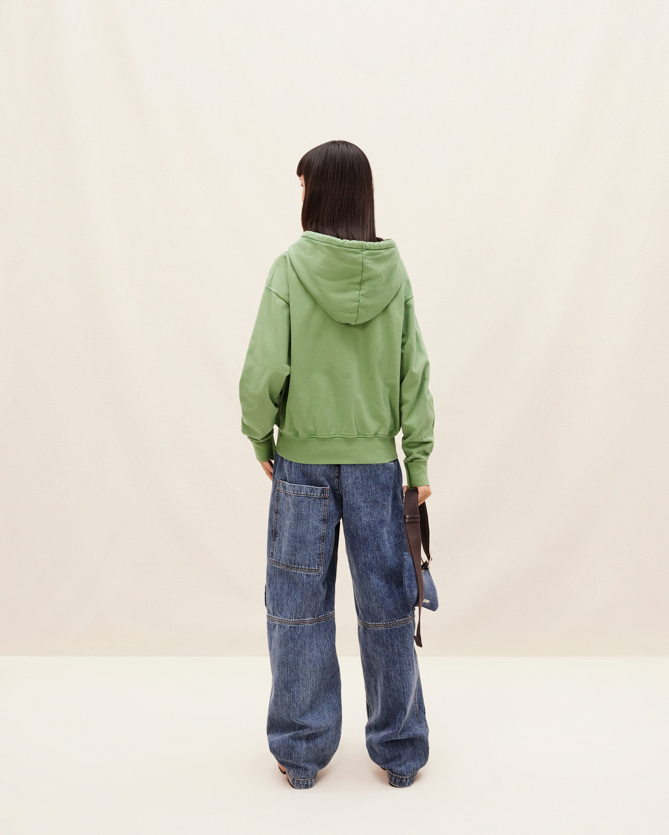 Jacquemus Zipped Clay Logo Sweatshirt In Green