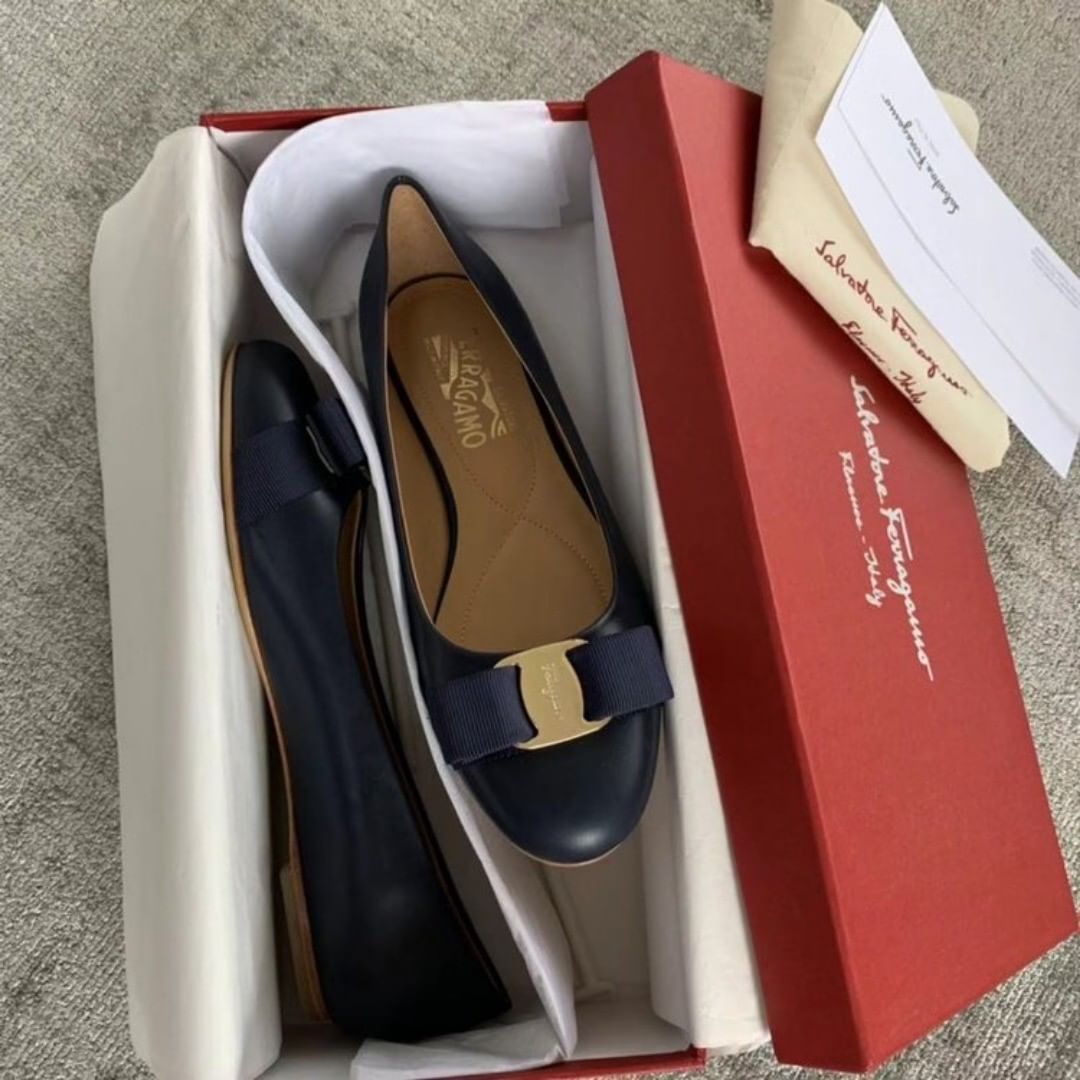 Ferragamo Varina Ballerinas In Black