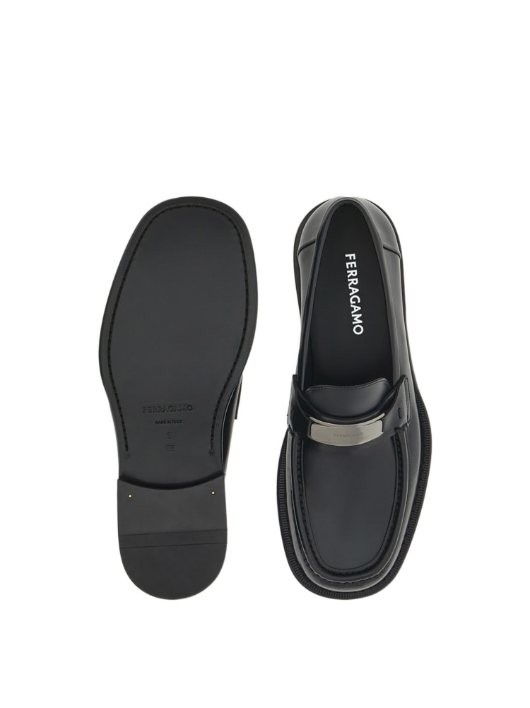 Ferragamo New Vara Buckle Loafers In Black