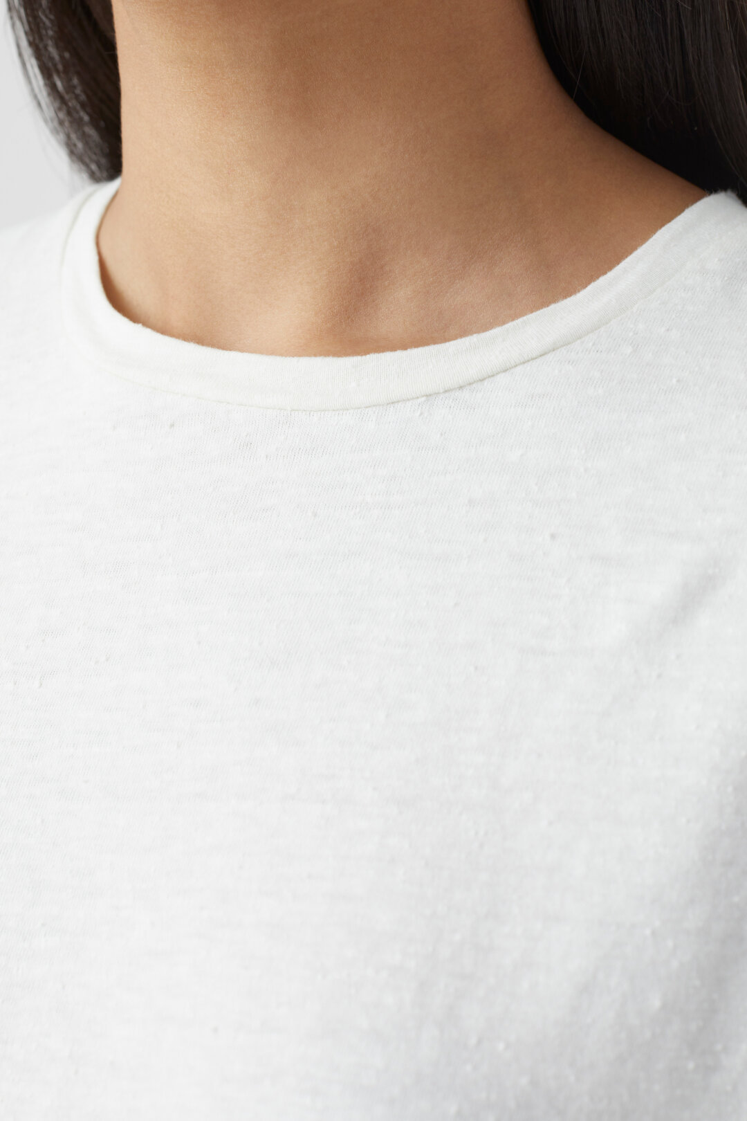CLOSED SHORT-SLEEVE COTTON T-SHIRT 