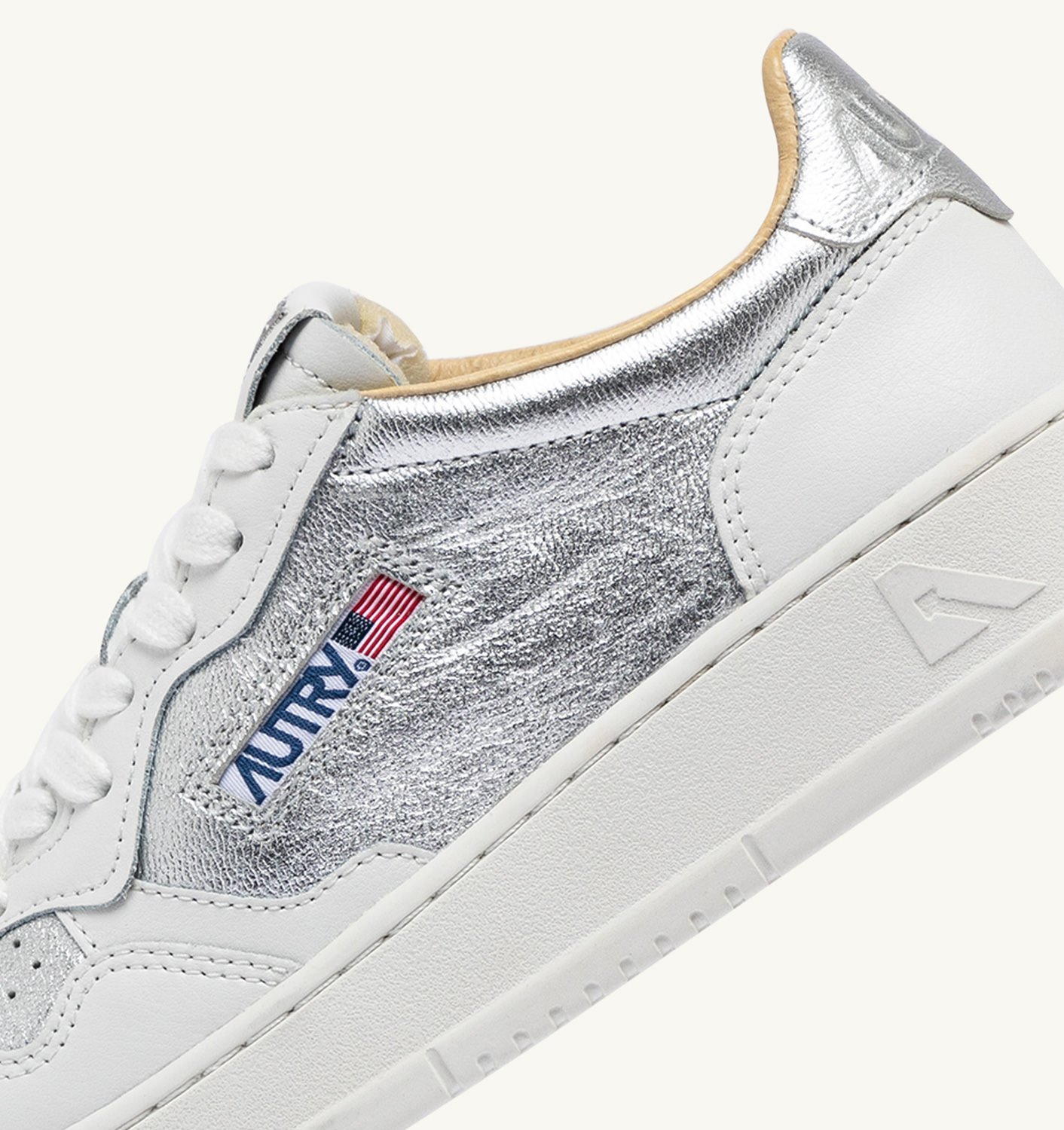 Autry Round Head Low-cut Sneakers In White