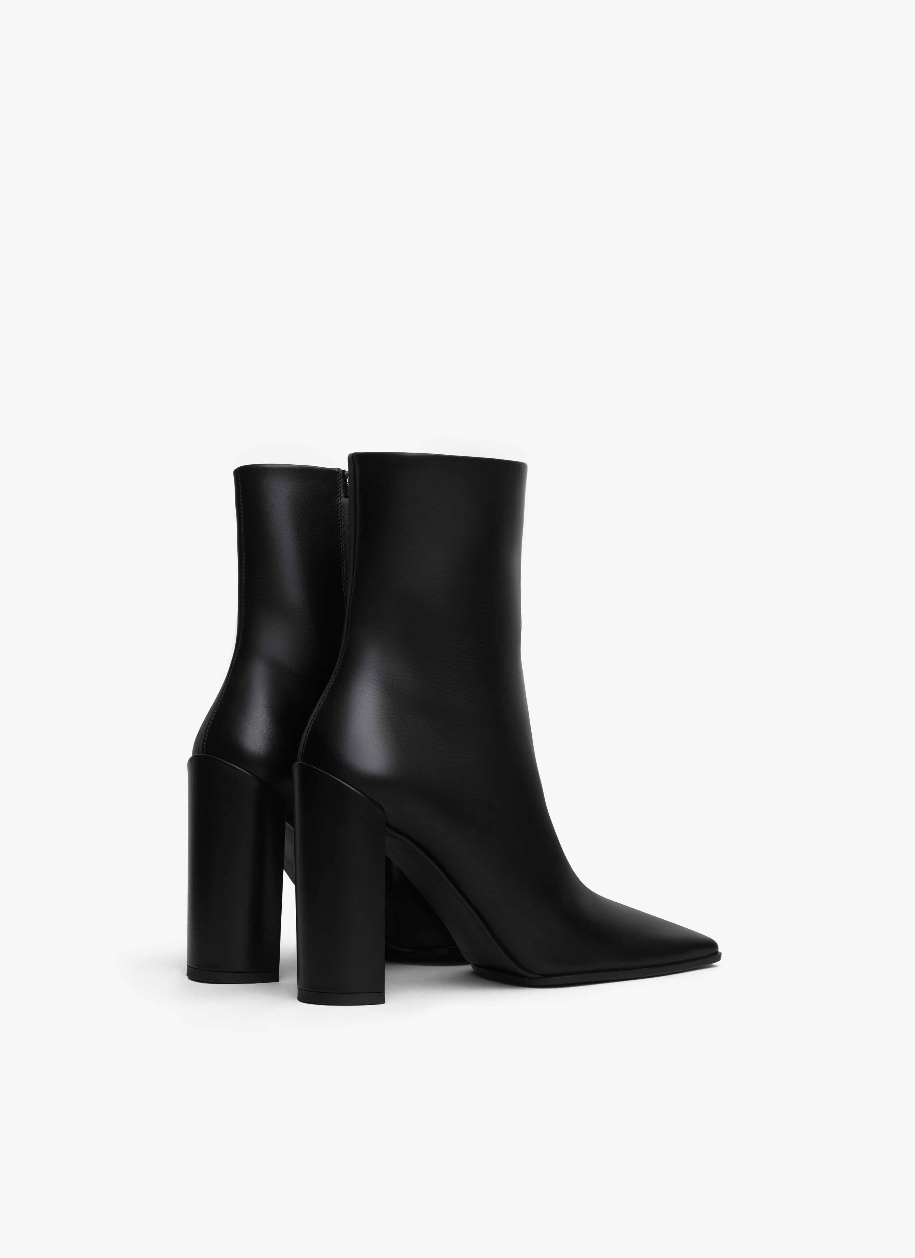 Alaïa Square Leather Ankle Boots In Black