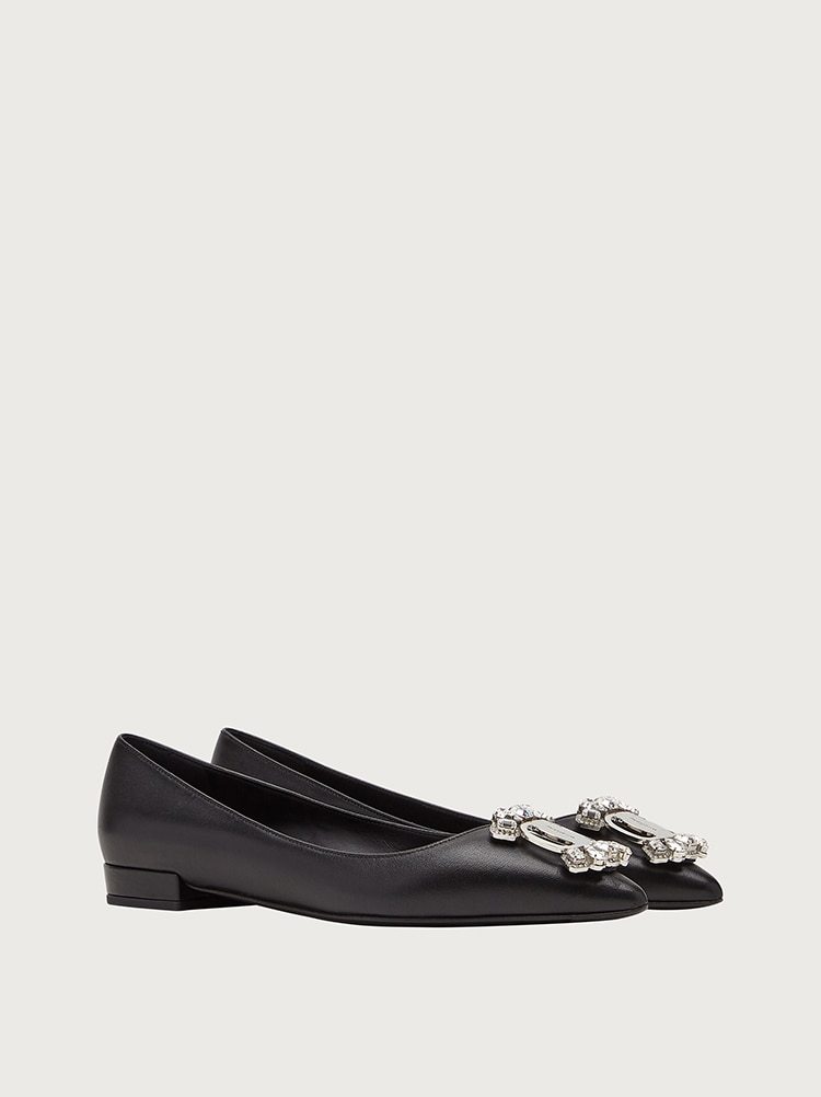 Ferragamo Logo Flat Shoes In Black