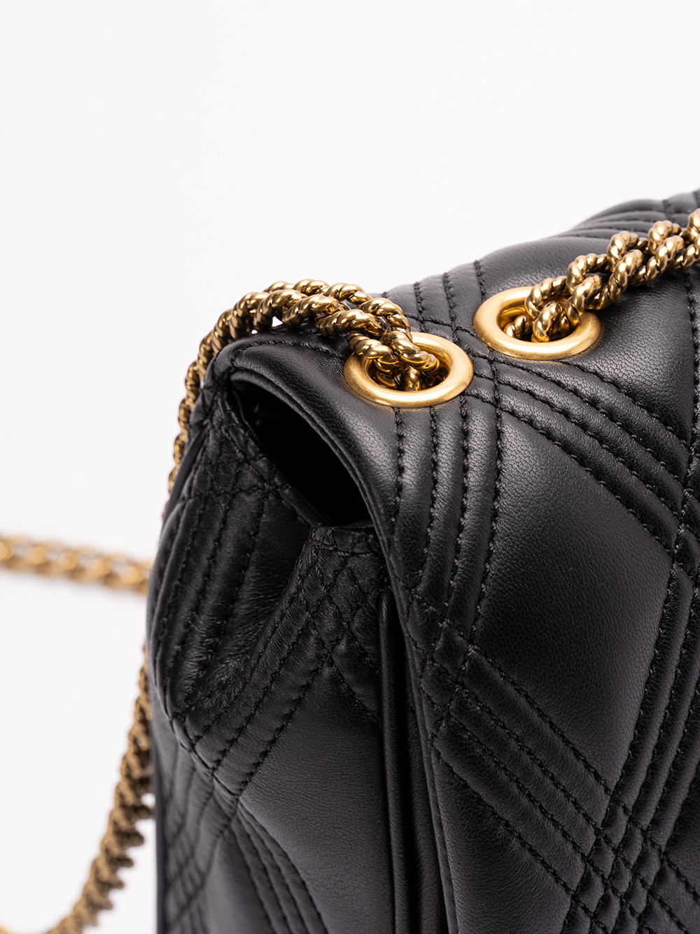 Valentino Borsa A Spalla Trapuntata Nera Con Catena Dorata In Black