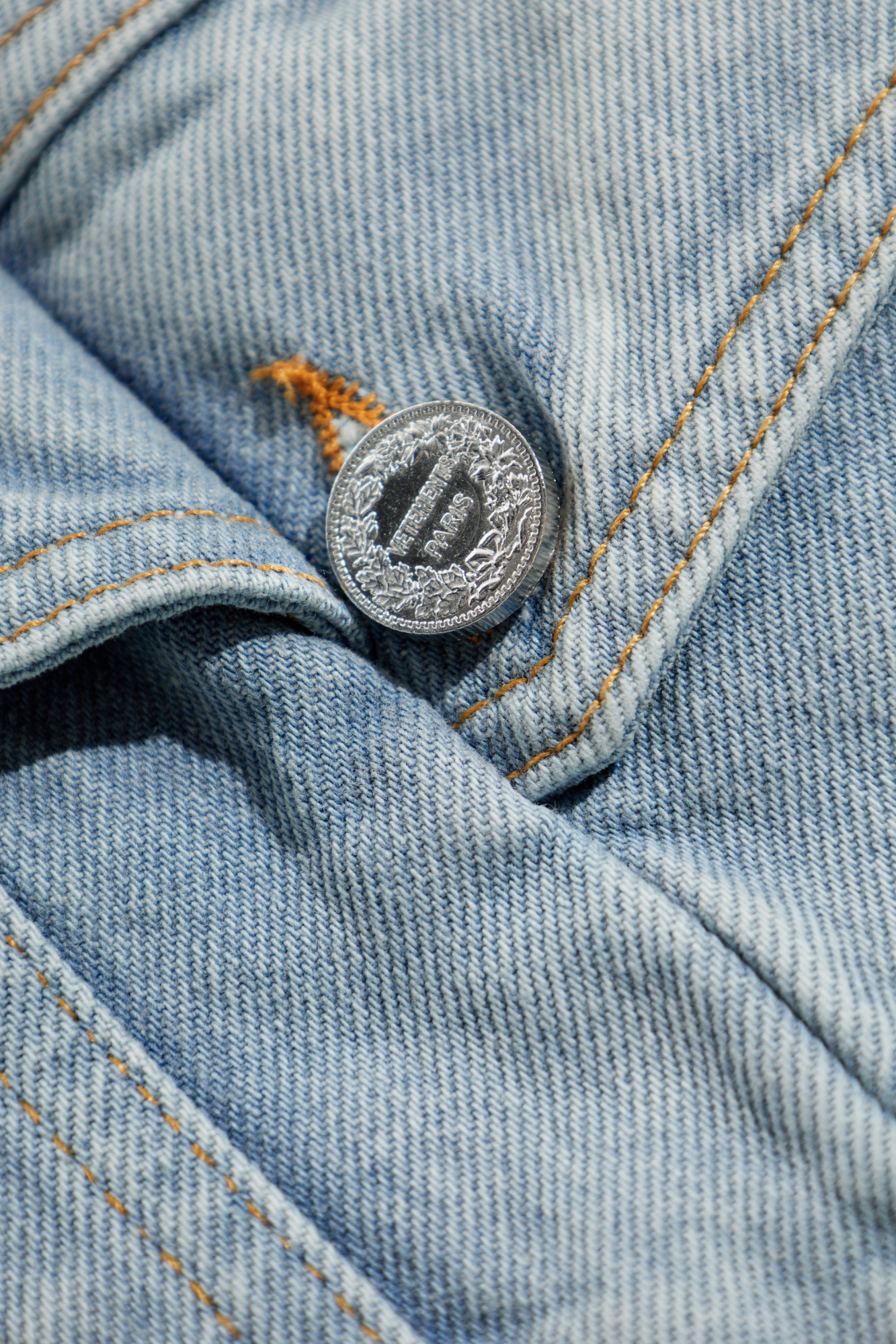 VETEMENTS VETEMENTS COLLARED BUTTON-UP DENIM JACKET