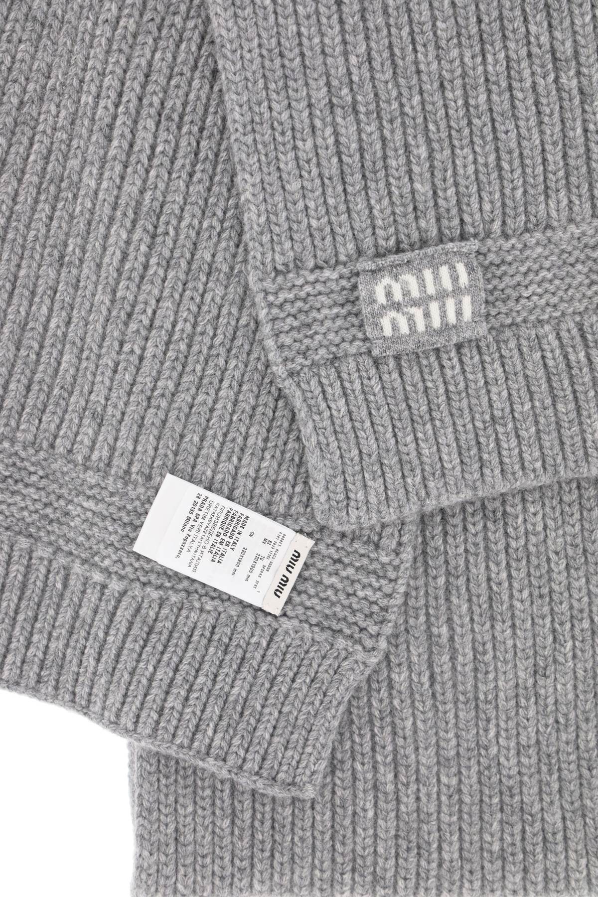 Miu Miu Logo Patch Knitted Scarf In Gray