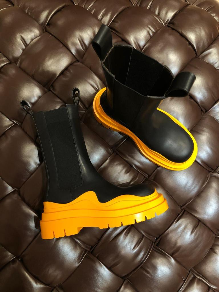 Bottega Veneta Ridged-sole Round-toe Boots In Black