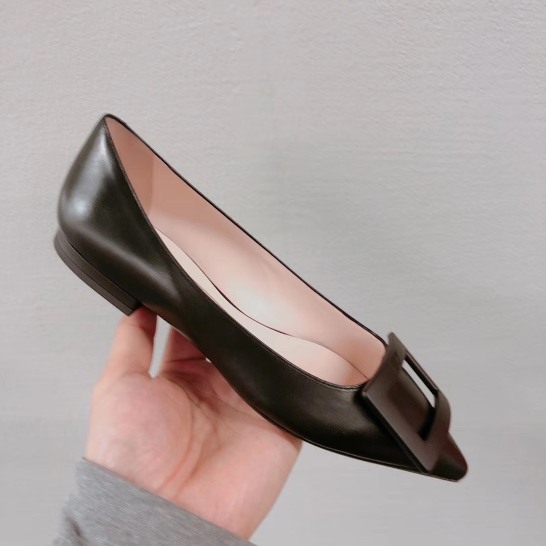 Roger Vivier Gommettine Leather Ballet Flats With Tonal Buckle In Black