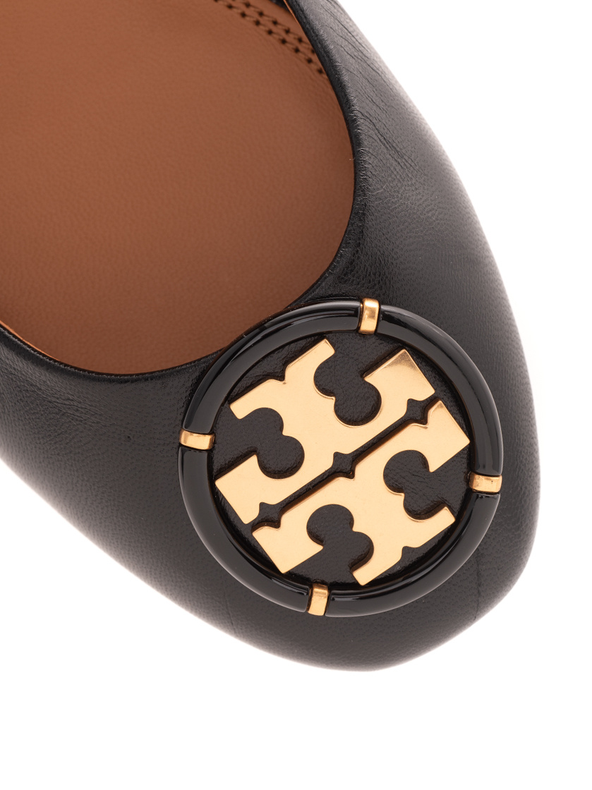Tory Burch Logo Plaque Block Heel Pumps In Black