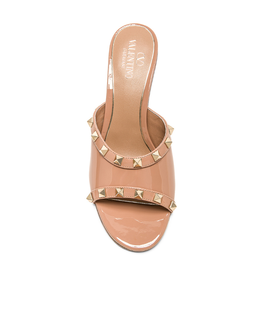 Valentino 80mm Rockstud Patent Leather Mules In Nude