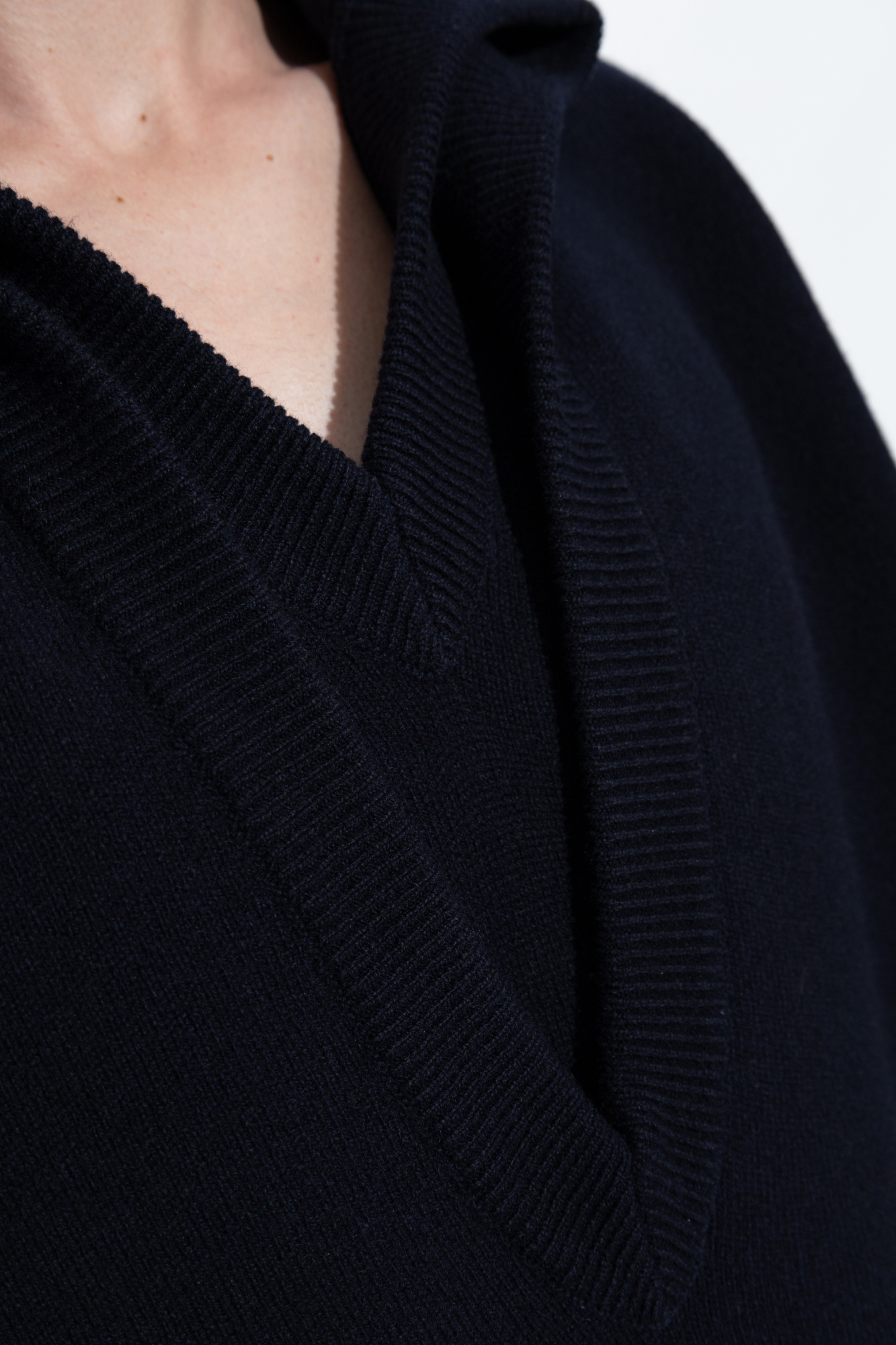 Bottega Veneta Mens Compact Double-v-neck Relaxed-fit Wool Jumper Navy In Black