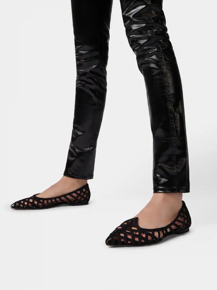 Roger Vivier Leather Point Toe Ballet Flats With Cut-out Details In Black