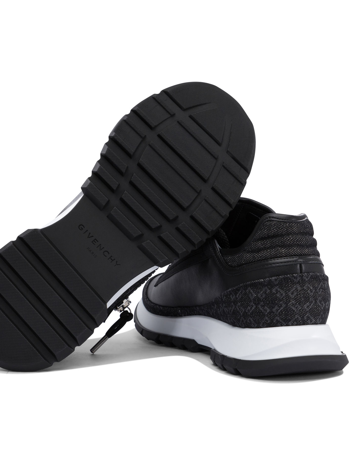 Givenchy Spektre Runner Low-top Sneakers In Black