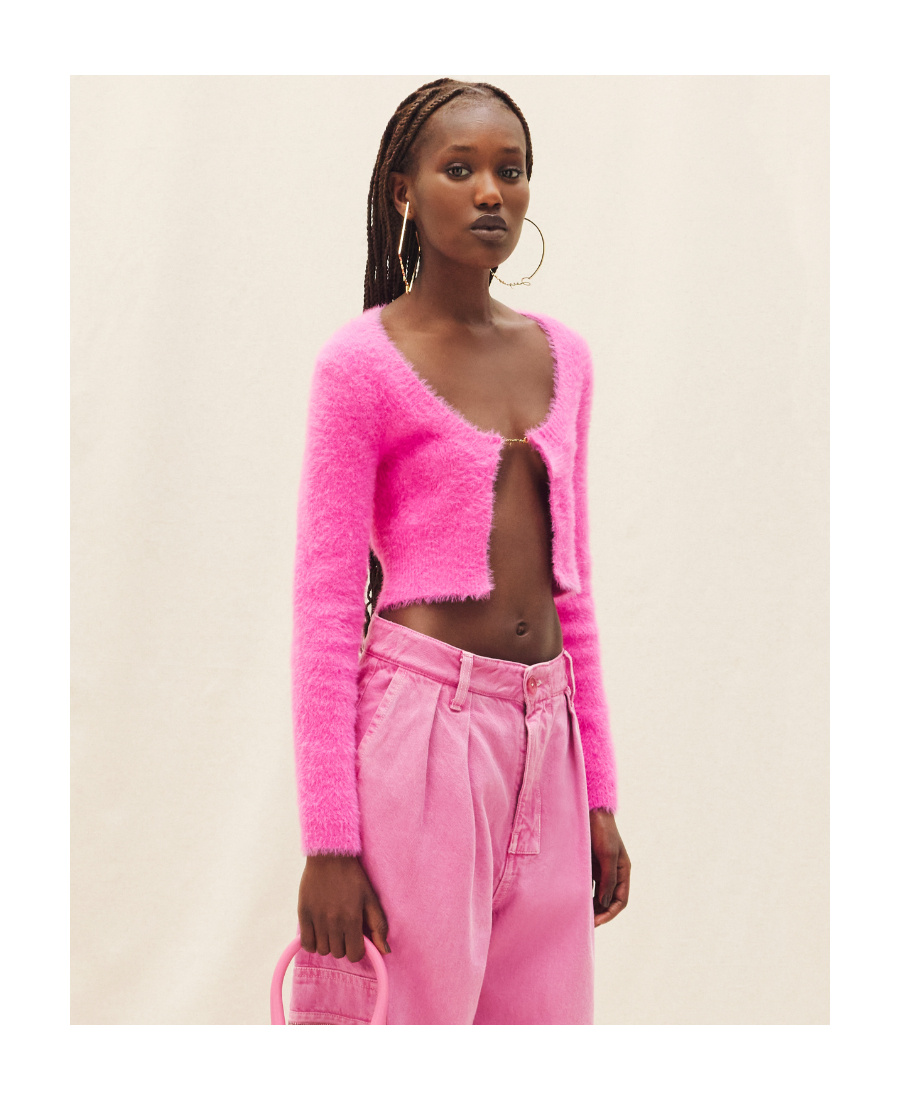 Jacquemus Gold Toned Logo Charm Cropped Cardigan In Pink