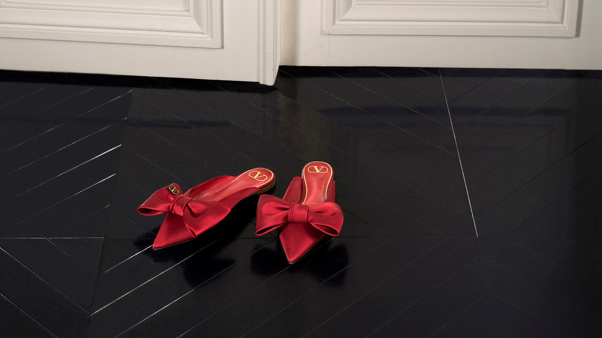 Valentino Pointed Muller Shoes In Red