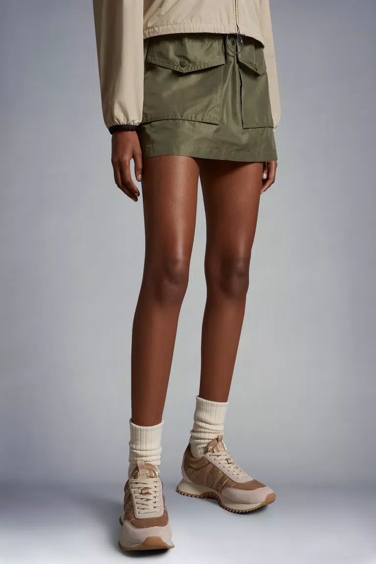 Moncler Pacey Metallic Runner Sneakers In Nude