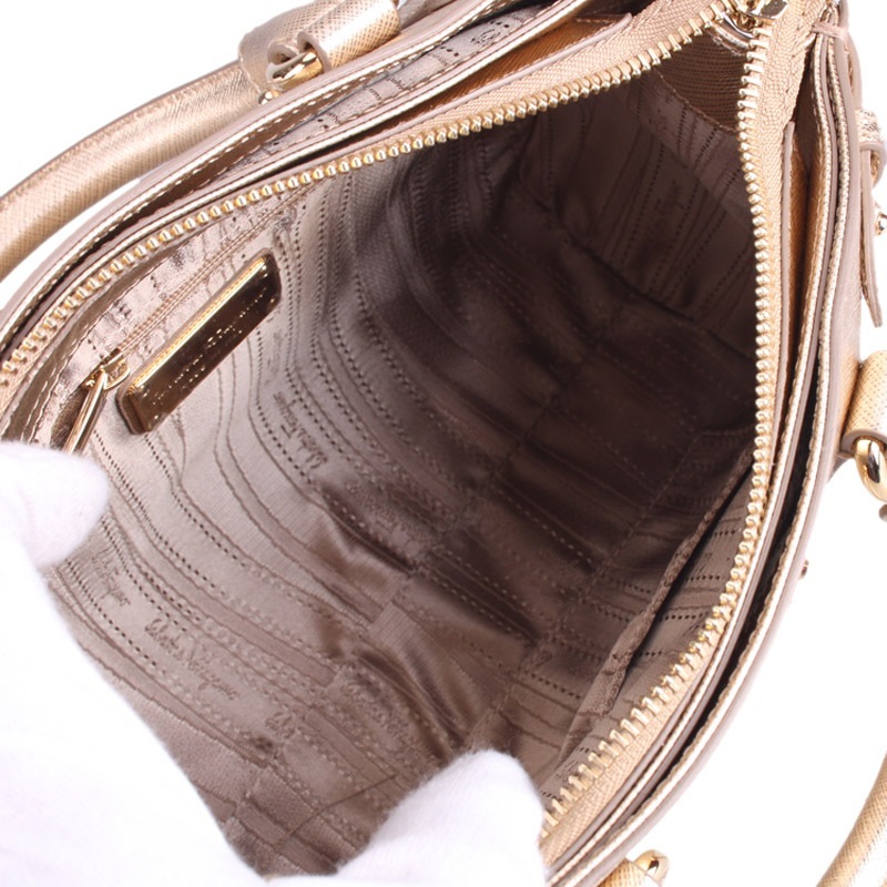 Shop Ferragamo Logo Details Shoulder Bag In Nude