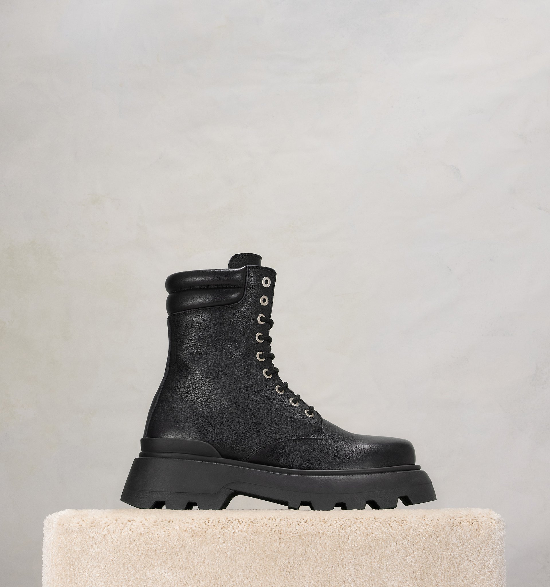 Ami Alexandre Mattiussi Round Head Lace-up Boots In Black