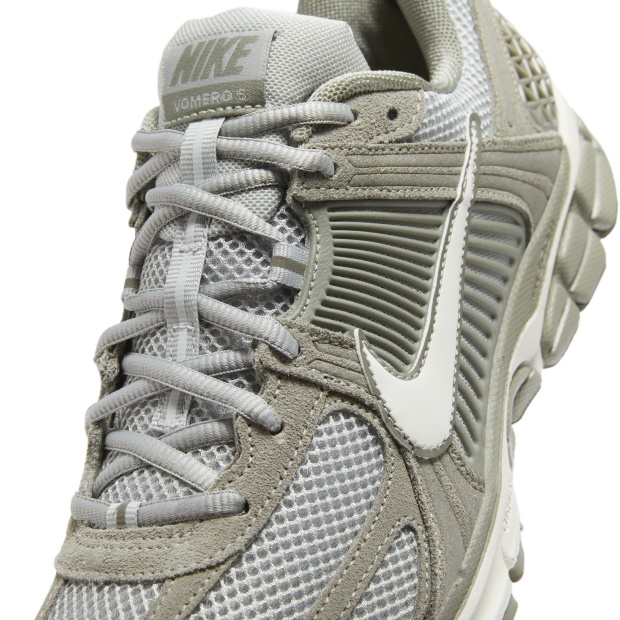 Nike Zoom Vomero 5 Sneakers In Gray