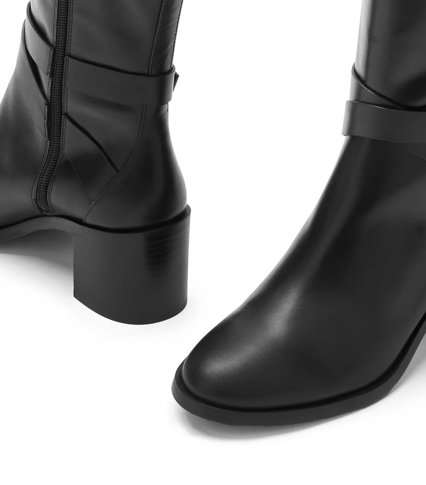 Stuart Weitzman Round Toe Boots In Black