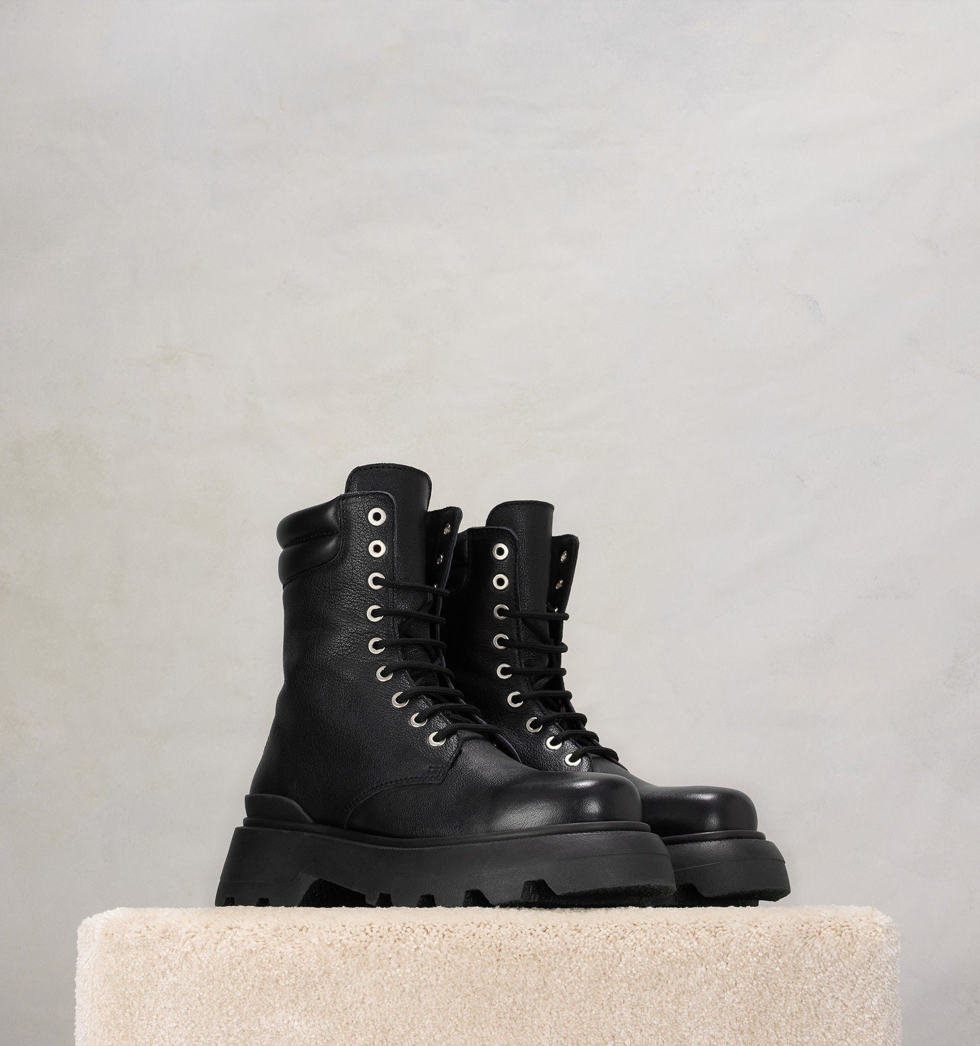 Ami Alexandre Mattiussi Round Head Lace-up Boots In Black