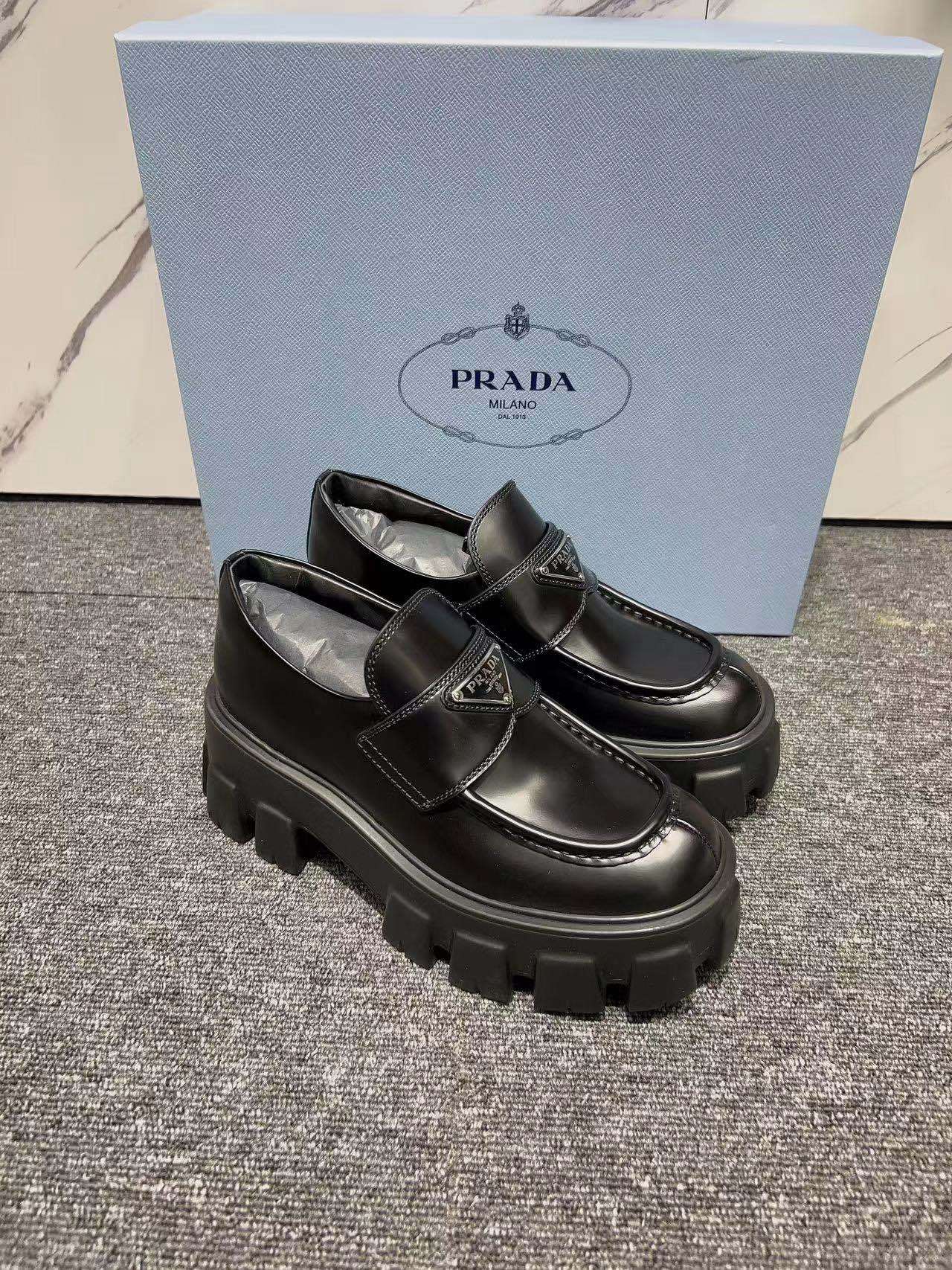 Prada Loafer Aus Weichem, Gepolstertem Nappa-leder In Black