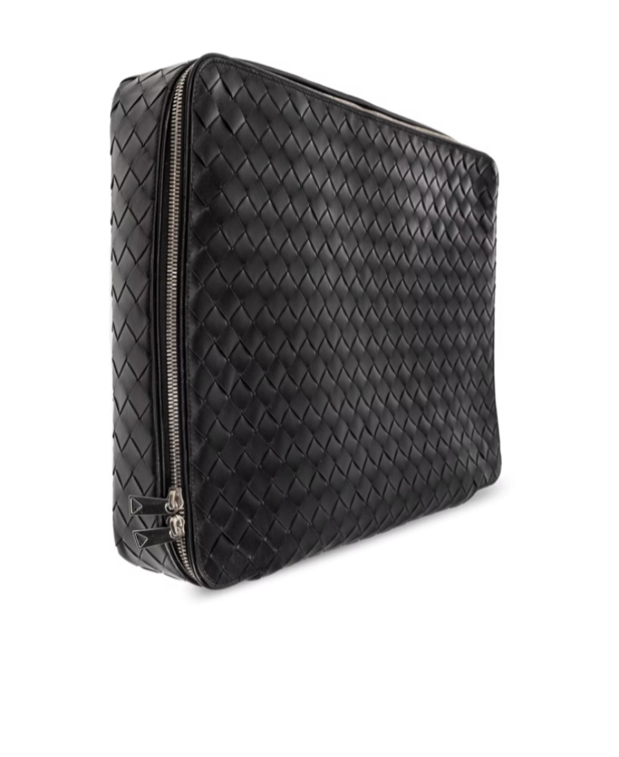 Bottega Veneta Medium Intreciato Clutch In Black