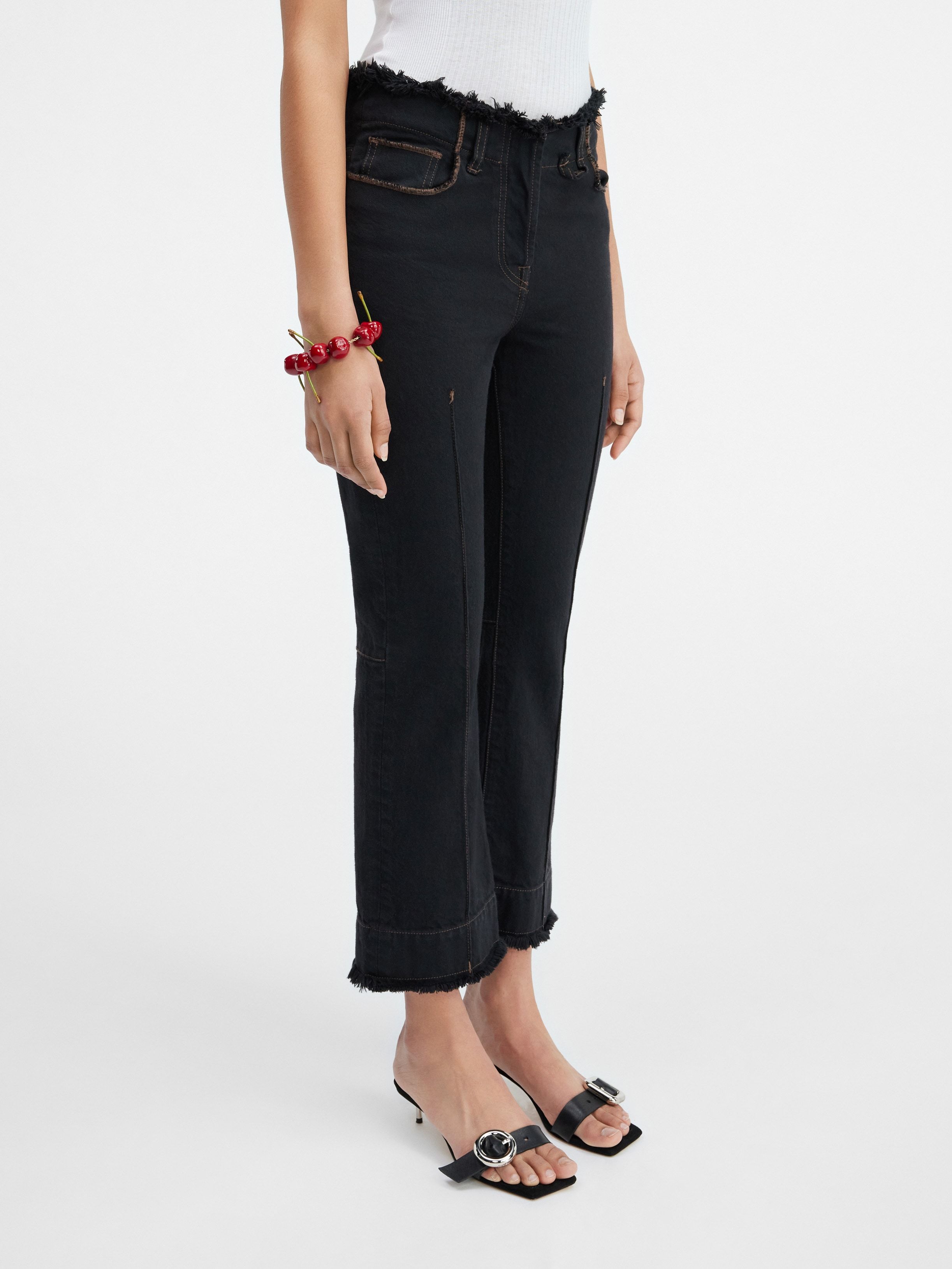 Jacquemus Frayed Cropped Jeans In Black
