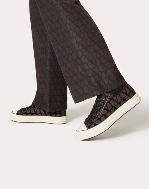 Valentino Fondant Brown Vlogo Pattern Low Top Sneakers For Men In White