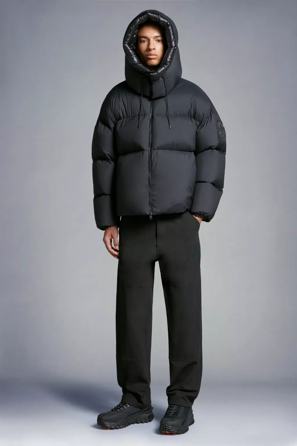 Moncler Antila Logo Affixed Down Jacket In Black
