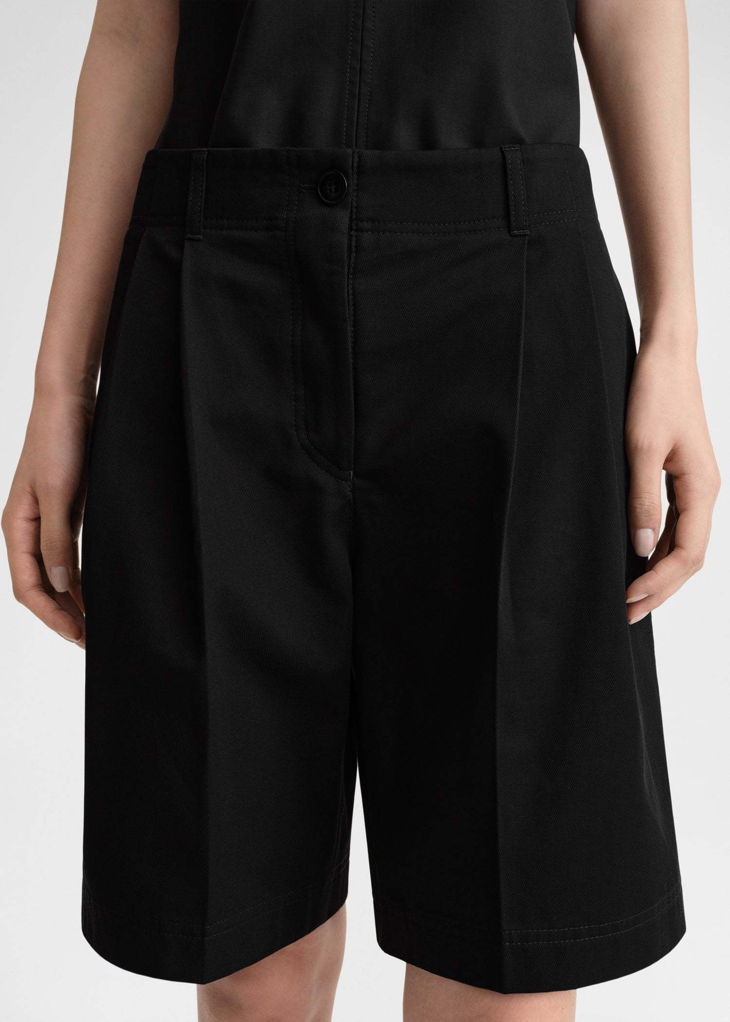 Totême Chiva Twill Shorts In Black
