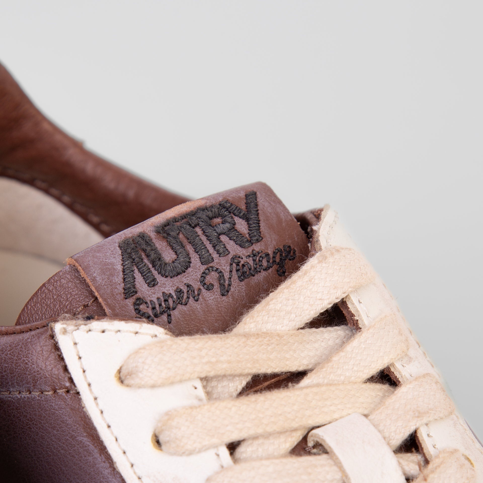 Autry Lace-up Low-cut Casual Shoes In Nude