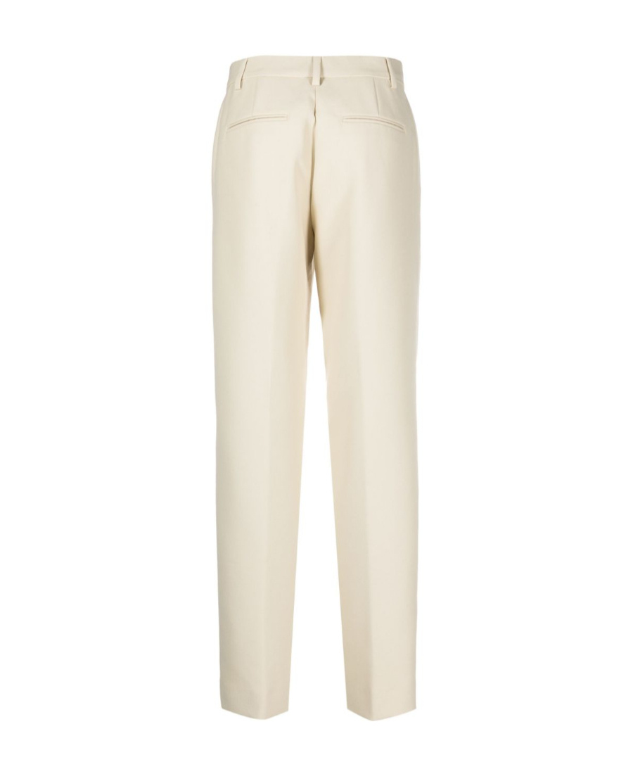 CLOSED BELT LOOP WITH JEANS 
