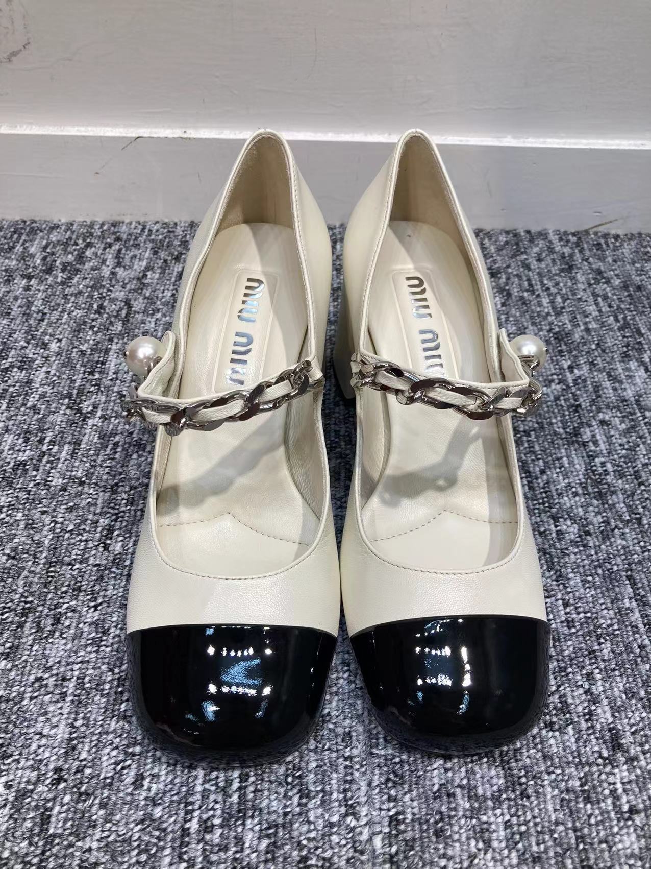 Miu Miu Elegant Sand Leather Pumps With 6.5 Cm Heel In White