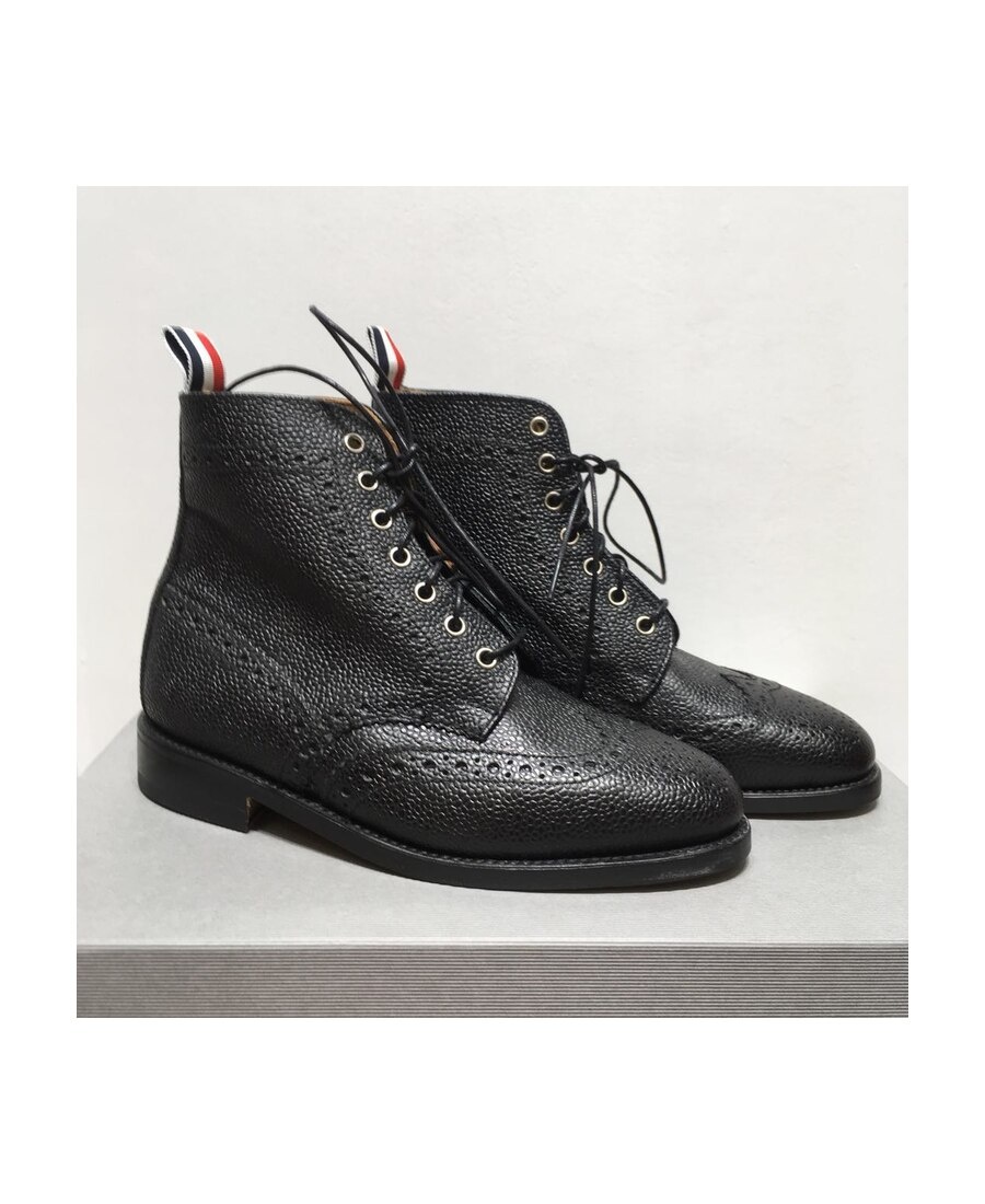 THOM BROWNE WINGTIP BROGUE BOOT WITH LEATHER SOLE IN BLACK PEBBLE GRAIN