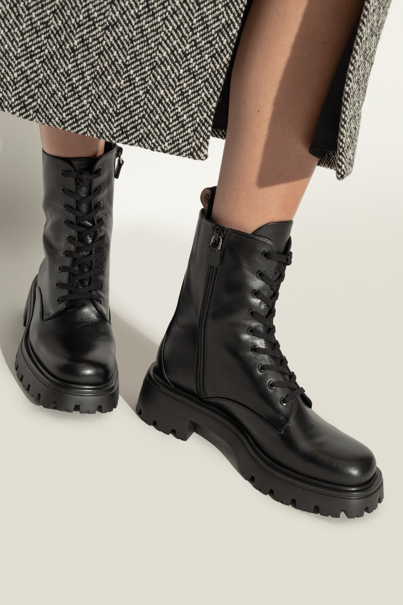 Stuart Weitzman Lacing Short Boots In Black