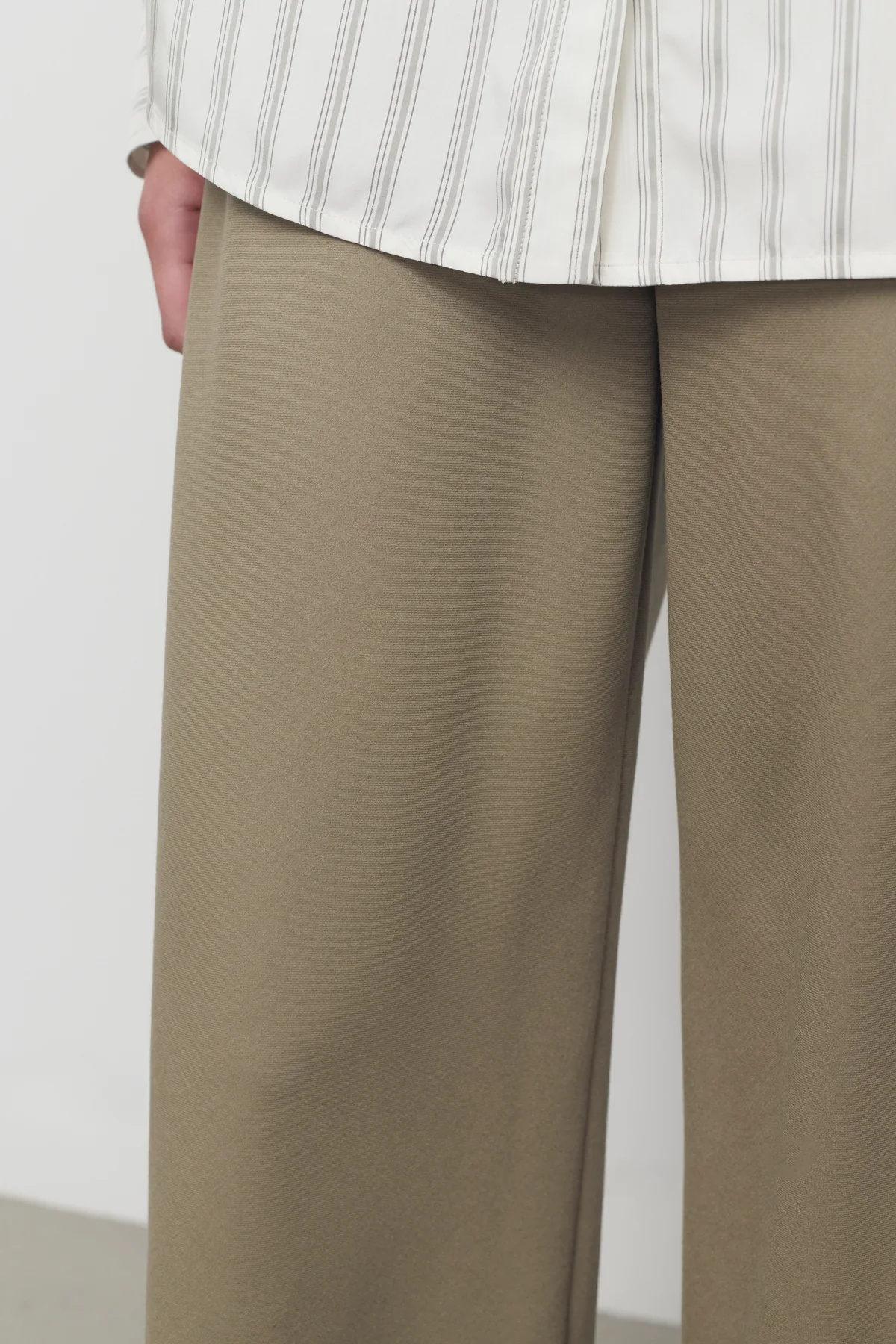The Row Elastic Waist Casual Pants In Brown