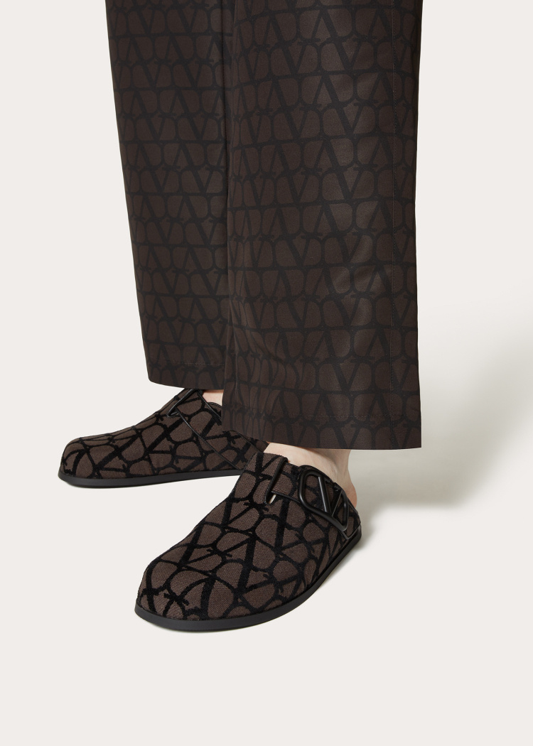 Valentino V Logo Signature Slippers In Black