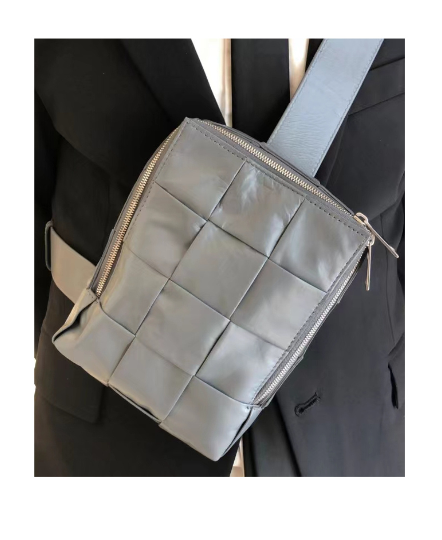 Bottega Veneta Intrecciato-design Messenger Bag In Gray
