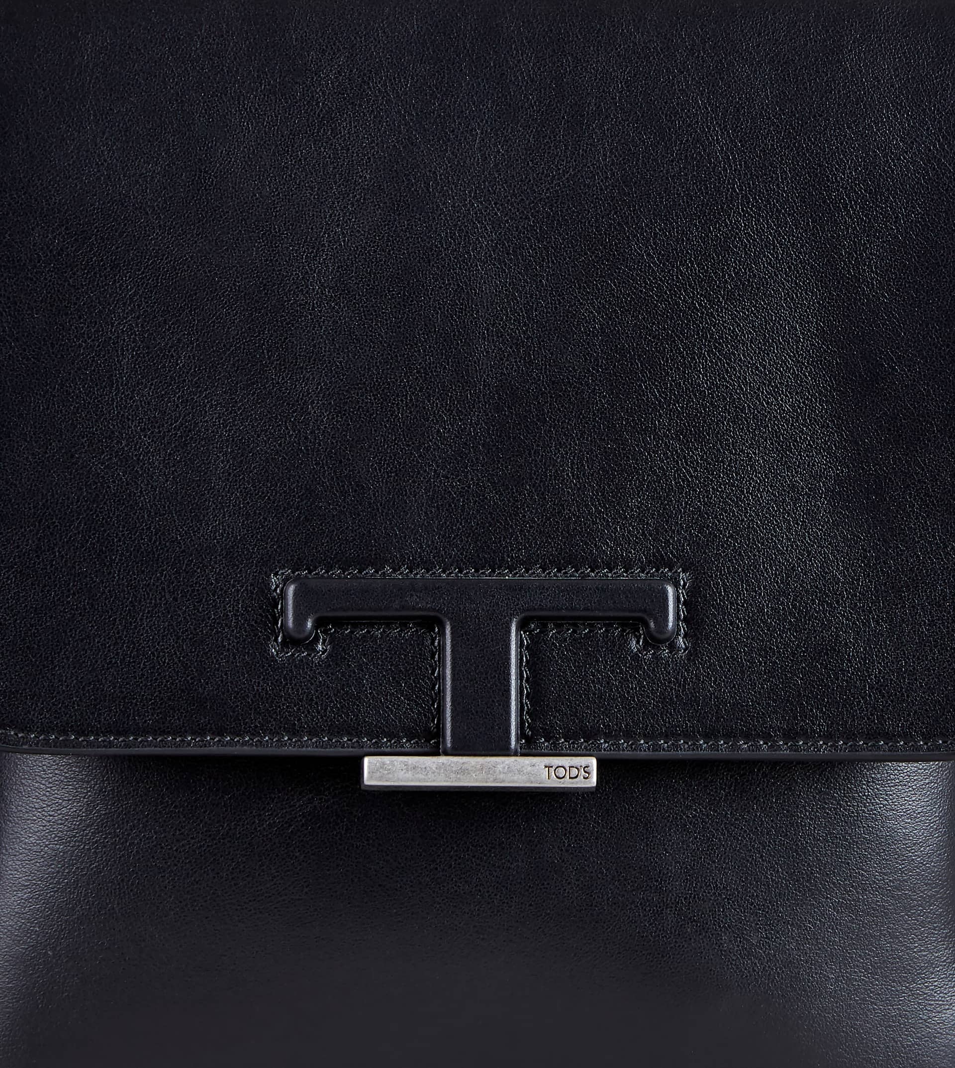 Tod's T-buckle Leather Messenger Bag In Black