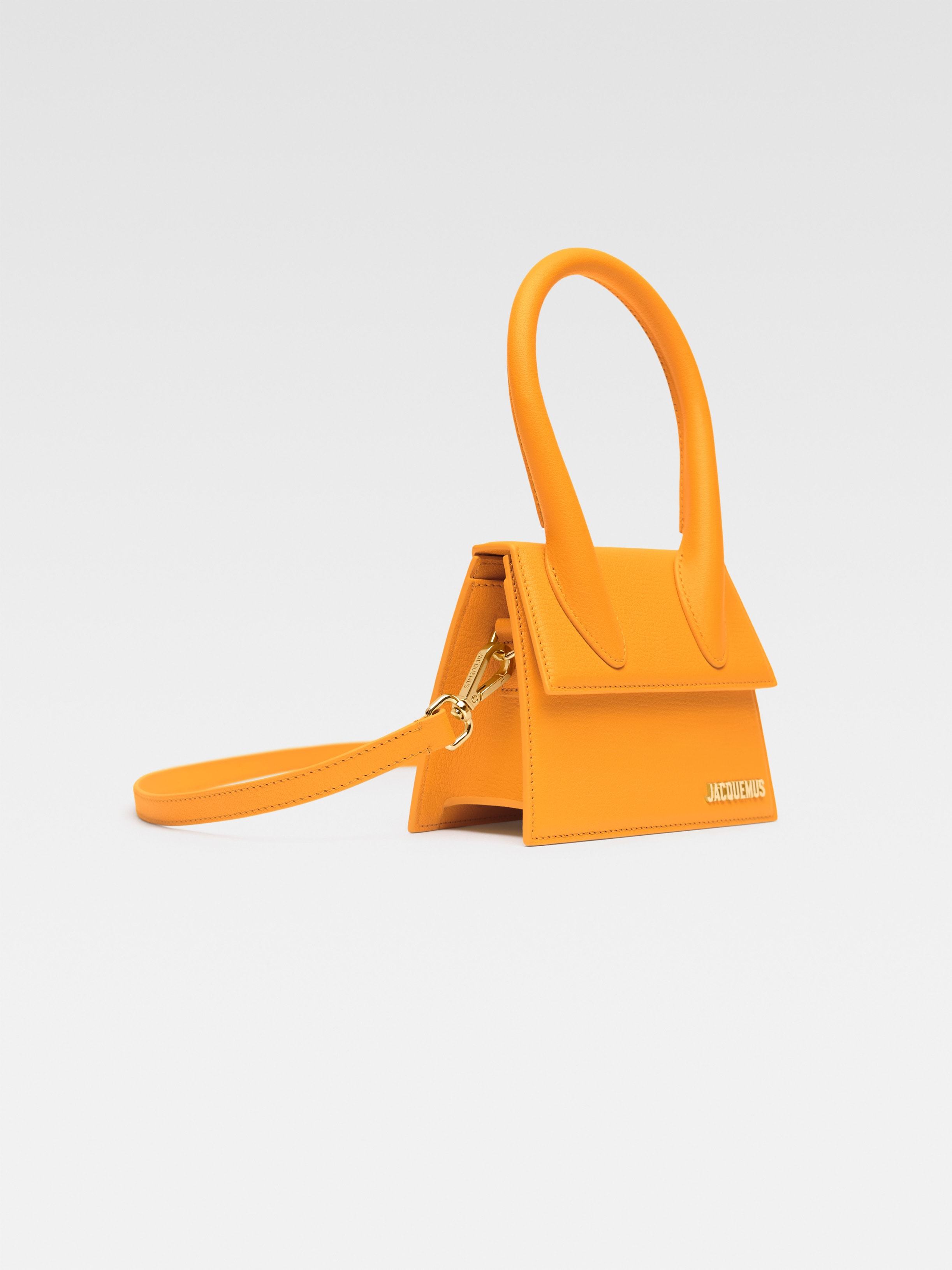 JACQUEMUS JACQUEMUS LE CHIQUITO MOYEN SIGNATURE HANDBAG