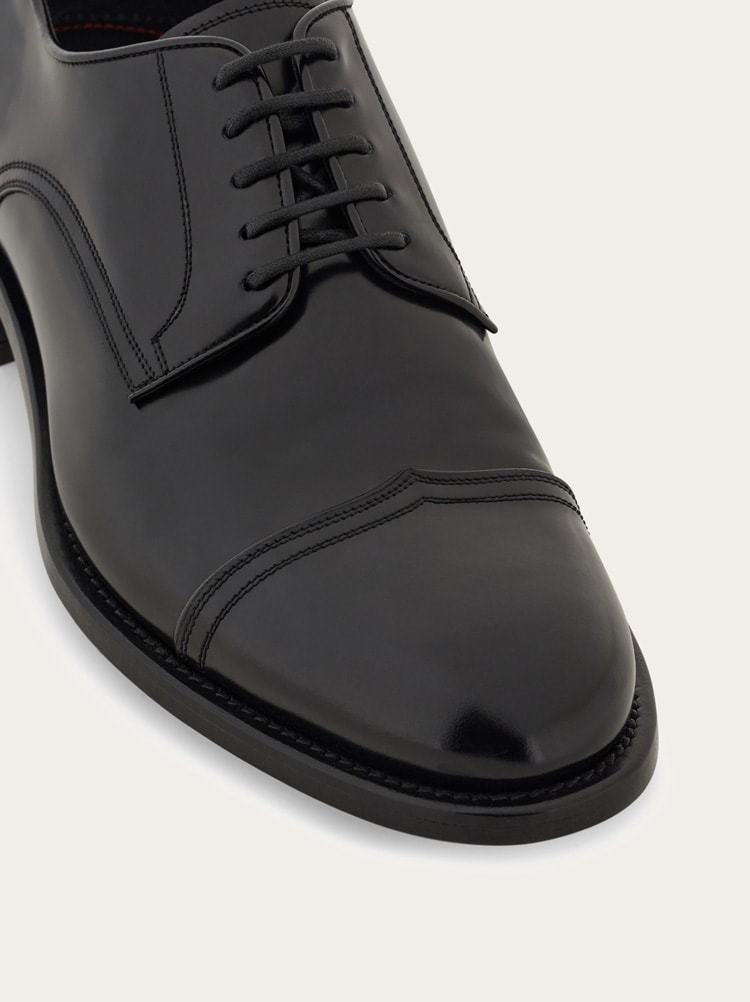 Ferragamo Round-headed Oxfords In Black