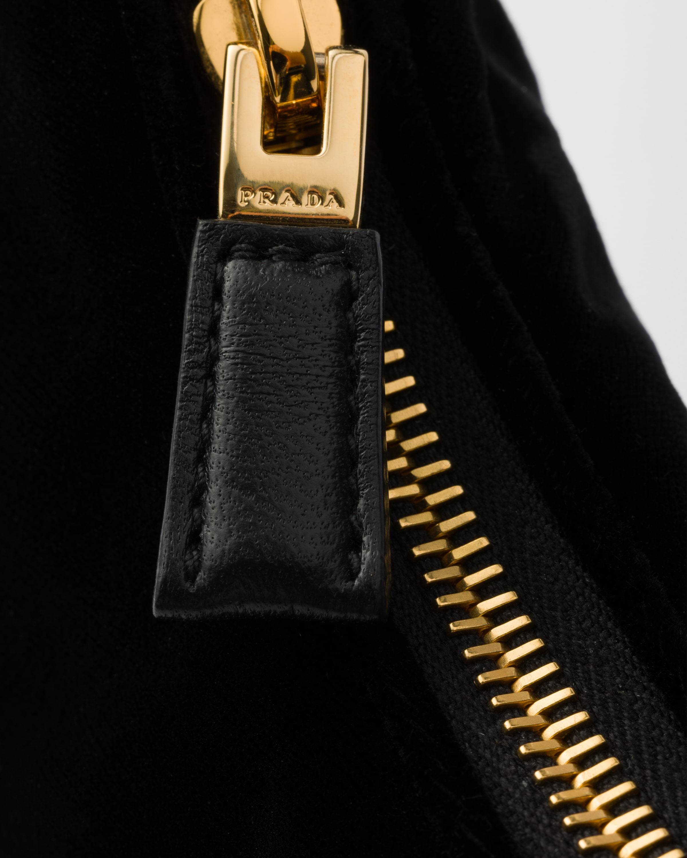 Prada Re-edition Mini Bag Aus Samt In Black