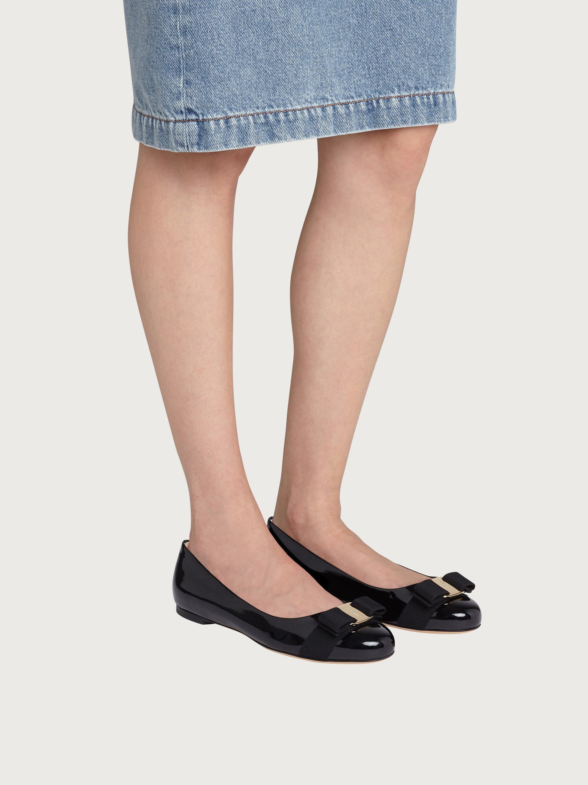 Ferragamo Bow Tie Flat Shoes In Black