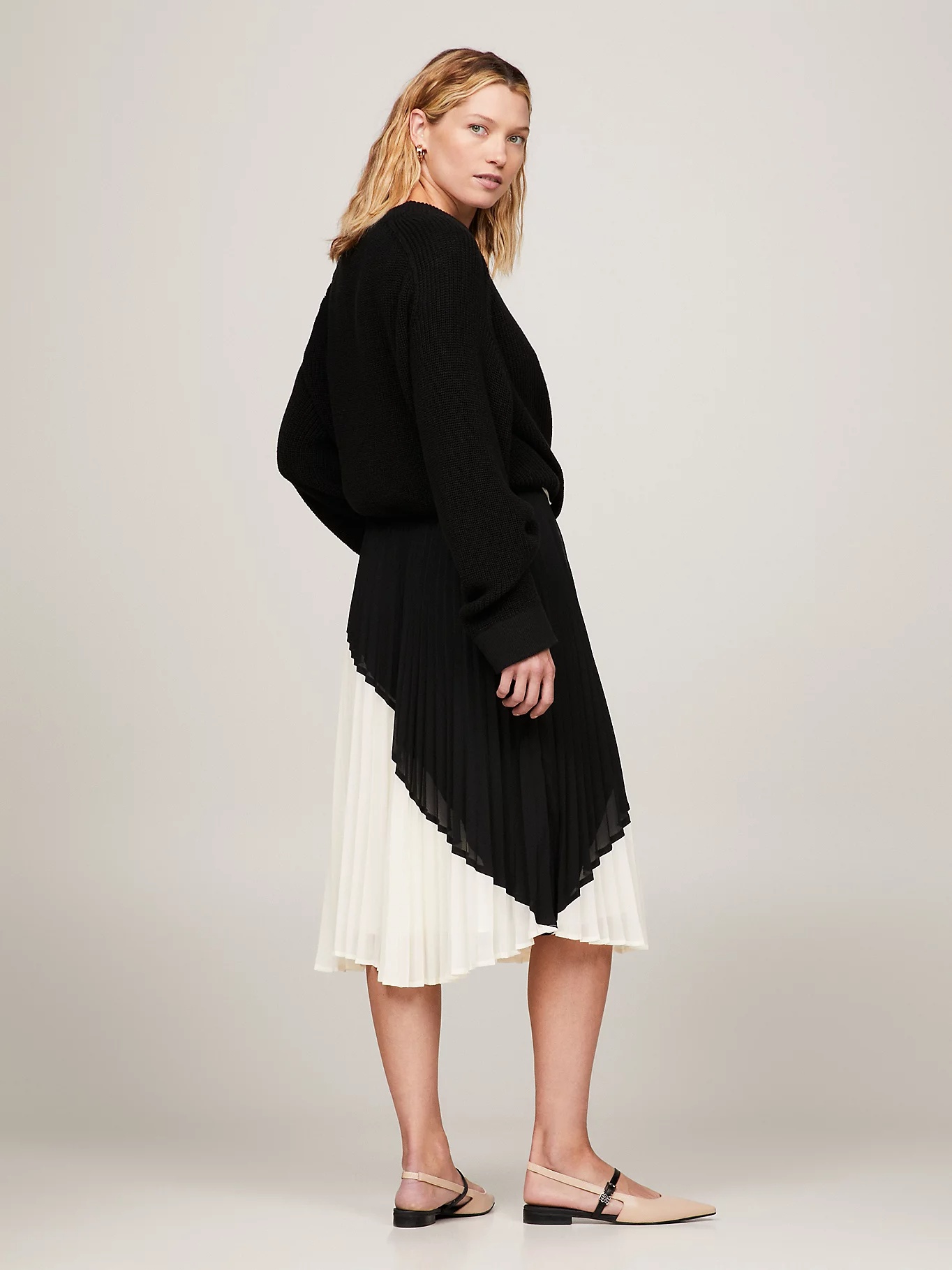 TOMMY HILFIGER A HALF-LENGTH SKIRT WITH PLEATED HORNS.