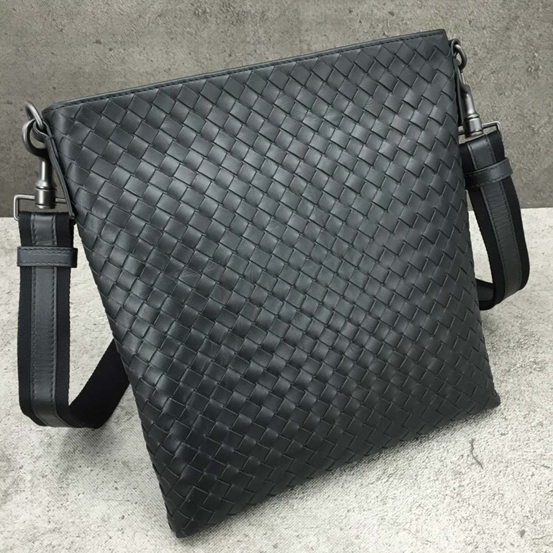 Bottega Veneta Knitted Cross-body Bag In Blue