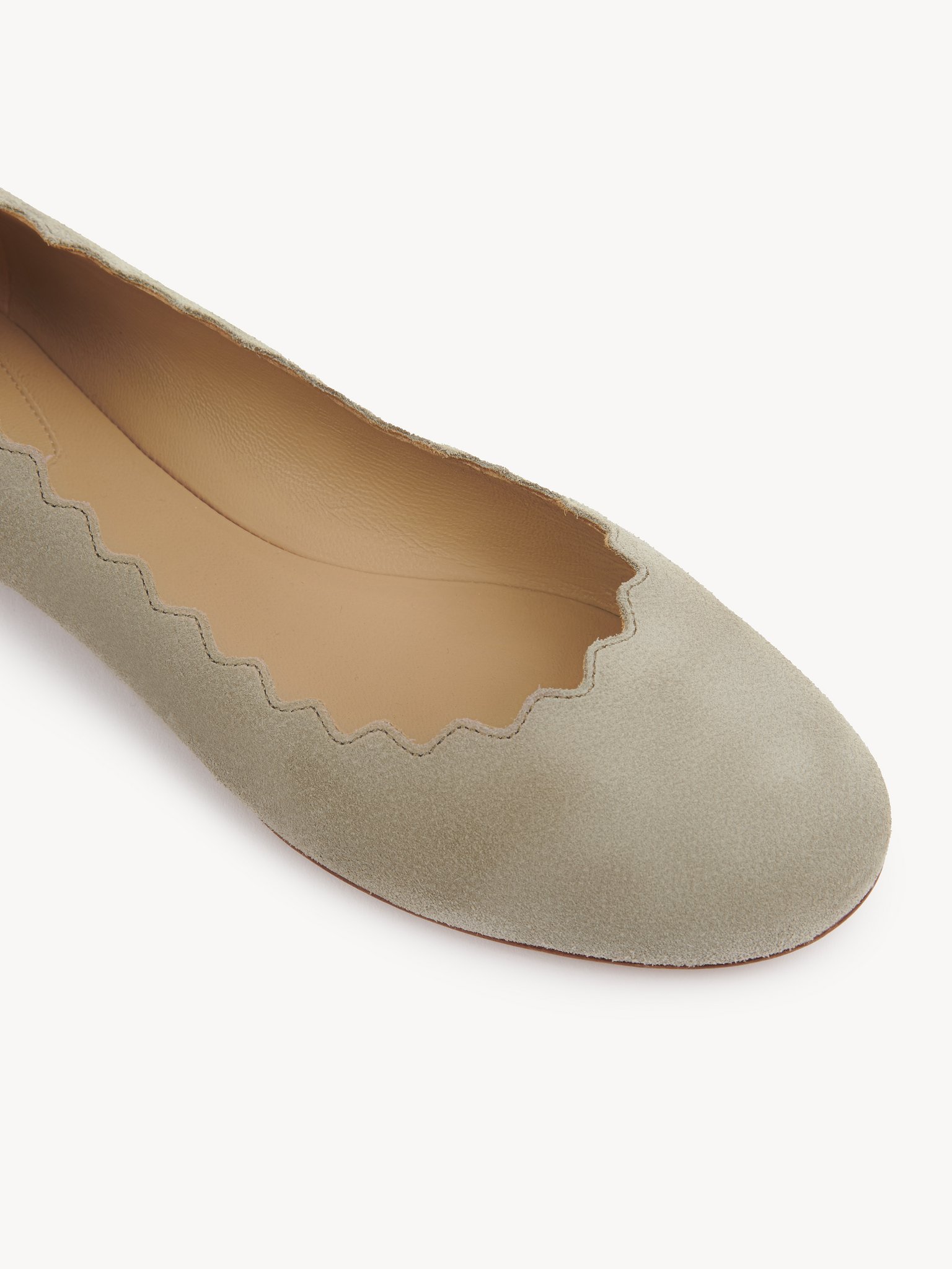 Chloé Scalloped Suede Ballet Flats In Nude